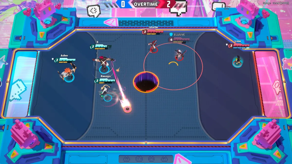 Αγώνας overtime στο Omega Strikers, δύο ομάδες τριών χαρακτήρων μάχονται γύρω από ενεργειακή μπάλα σε φουτουριστικό γήπεδο.
